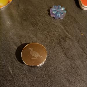 Pièce décolletage gravée